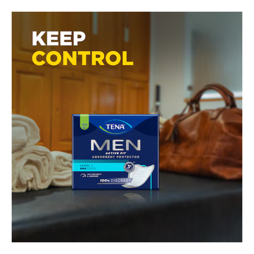 Eine Schachtel mit Muster TENA Men Active Fit von TENA - Essity Germany GmbH liegt auf einer dunklen Fläche, hinter der sich eine braune Ledertasche und gefaltete weiße Handtücher befinden. "KEEP CONTROL" wird in fetter gelber und weißer Schrift darüber angezeigt.
