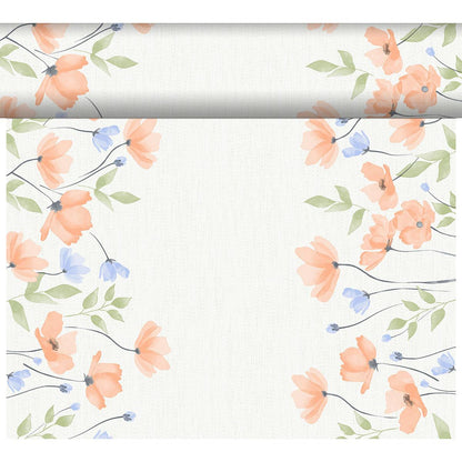 Das Bio-DC-Tete a Tete 0,4x24m der Duni GmbH hat einen weißen Hintergrund, der am oberen, linken und rechten Rand mit orangefarbenen und blauen Blumen und grünen Blättern im Aquarellstil umrandet ist, wobei die Mitte für eine nachhaltige Dekoration weitgehend frei bleibt.