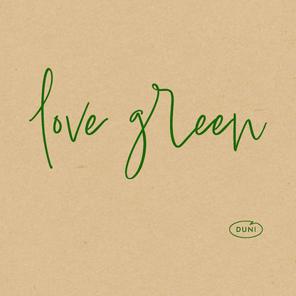 Πράσινο πλάγιο κείμενο με την επιγραφή "love green" εμφανίζεται σε καφέ χάρτινο φόντο. Κάτω δεξιά υπάρχει ένα μικρό πράσινο οβάλ λογότυπο με την ένδειξη "DUNI", που αναδεικνύει τις βιολογικές χαρτοπετσέτες Dunisoft. 20x20cm φιλικές προς το περιβάλλον χαρτοπετσέτες από την Duni GmbH.