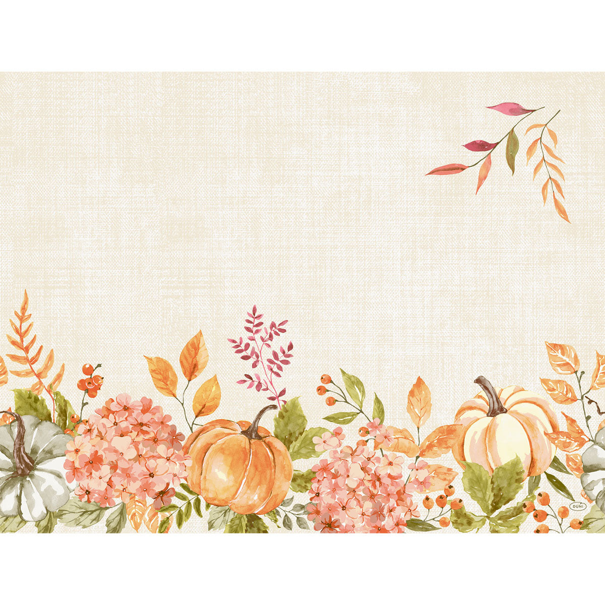 Aquarellierter Gewürzkürbis, Hortensien und Herbstblätter in Orange, Grün und Beige auf einem strukturierten, cremefarbenen Hintergrund. Ideal für Duni GmbH Papier-Tischsets 30x40cm Spicy Pumpkin | Packung (250 Stück), mit einem Blätterbüschel in der rechten oberen Ecke.