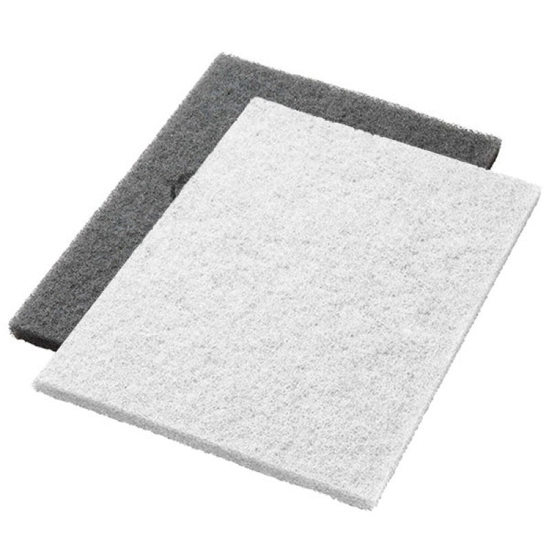 Δύο Twister Pads 14x20" Λευκό (35x51 cm) από την Diversey Deutschland GmbH & Co. OHG, Βήμα εργασίας 1, βρίσκονται επίπεδα σε λευκό φόντο: το λευκό Pad επάνω, ελαφρώς επικαλυπτόμενο σε ένα σκούρο γκρι Pad. Ιδανικό για επαγγελματικές εφαρμογές.