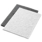 Δύο Twister Pads 14x20" Λευκό (35x51 cm) από την Diversey Deutschland GmbH & Co. OHG, Βήμα εργασίας 1, βρίσκονται επίπεδα σε λευκό φόντο: το λευκό Pad επάνω, ελαφρώς επικαλυπτόμενο σε ένα σκούρο γκρι Pad. Ιδανικό για επαγγελματικές εφαρμογές.
