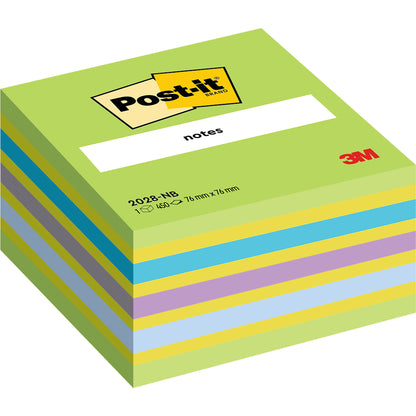 Ένας κύβος σημειώσεων Post-it® 76 mm x 76 mm, 450 φύλλα/μπλοκ της 3M Deutschland GmbH, με εναλλασσόμενα μπλε, κίτρινα, μοβ και πράσινα φύλλα. Το πάνω φύλλο δείχνει το κίτρινο αυτοκόλλητο της μάρκας Post-it με το κόκκινο λογότυπο 3M.