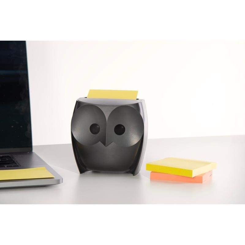 Ένας διανομέας 3M Post-it® Z-Notes σε σχήμα κουκουβάγιας, μαύρος, κρατάει κίτρινες Super Sticky Z-Notes. Δίπλα βρίσκονται ένας κλειστός φορητός υπολογιστής και μια συσκευασία με κίτρινα και ροζ Z-Notes (2 μπλοκ των 45 φύλλων) σε ένα λευκό γραφείο.