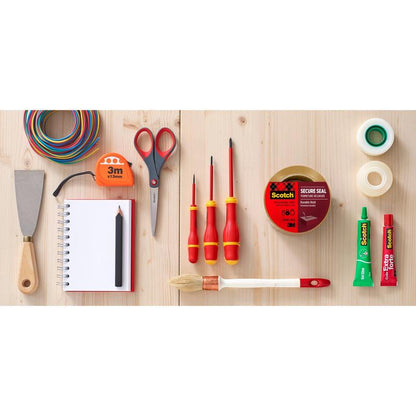 Διάφορα εργαλεία και είδη γραφείου, όπως ένας διανομέας 3M με λαβή πιστολιού + ταινία συσκευασίας Scotch (50 mm x 66 m, 1 διανομέας + 2 ρολά), ψαλίδι, σπάτουλα, μετροταινία, σωληνάρια κόλλας, σημειωματάριο με μολύβι, σύρματα και πινέλα, εκτίθενται σε ξύλο.
