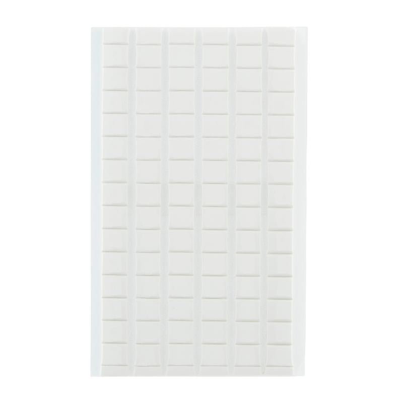 Μια λευκή ταινία με πολλαπλές σειρές και στήλες αφαιρούμενων τετραγώνων στήριξης Scotch-FIX™ (12,7 mm x 12,7 mm, 64 τεμάχια/συσκευασία) από την 3M Deutschland GmbH - ιδανικά για προσωρινές στερεώσεις και αφαιρούμενα χωρίς υπολείμματα.