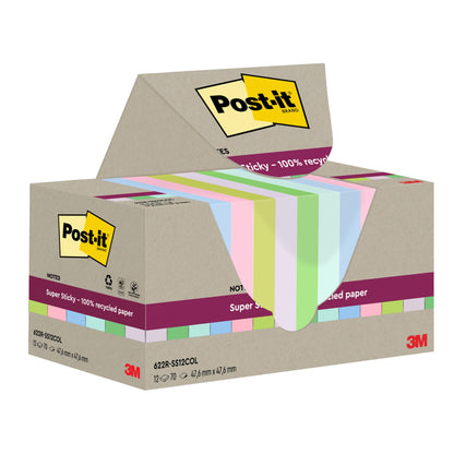 Ένα κουτί Post-it® Super Sticky 100% Ανακυκλωμένα Σημειώματα (47,6 x 47,6 mm, 70 φύλλα ανά μπλοκ, 100% PEFC) από την 3M Deutschland GmbH, με μερικώς τραβηγμένα παστέλ σημειώματα που είναι διακοσμημένα με τα λογότυπα των εμπορικών σημάτων.