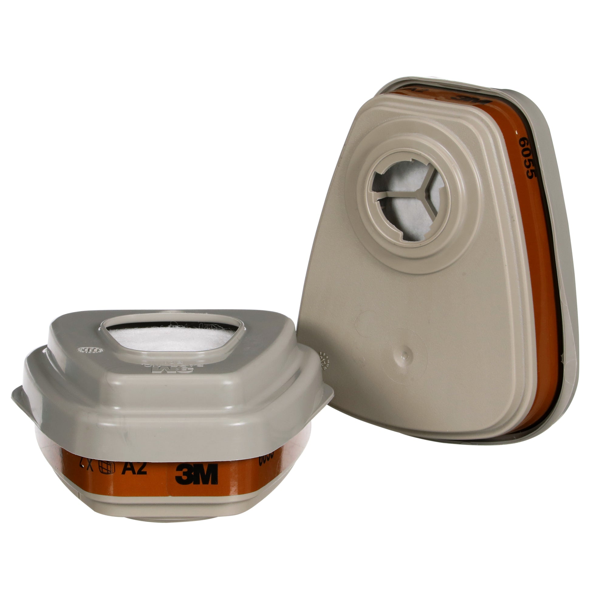 Zwei 3M™ Filtersätze 6002-1SP A2P2 für organische Dämpfe (2x6055, 2x5925, 2x501) der 3M Deutschland GmbH, die für Atemschutzmasken entwickelt wurden, sind auf einem weißen Hintergrund abgebildet - einer aufrecht, einer flach.