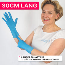 Eine Person in einem weißen Hemd und blauen Nitrilhandschuhen der ARNOWA GmbH lächelt und zeigt auf die 30 cm lange Stulpe. Auf einem rosafarbenen Banner steht "30CM LANG" und weist darauf hin, dass die ARNOMED NITRIL BLUE XTRA LONG Handschuhe einen zusätzlichen Schutz für den Unterarm bieten.