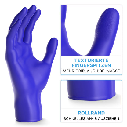Abgebildet ist ein blauer ARNOMED NITRIL XTRA PURE Einmalhandschuh von ARNOWA GmbH, mit Nahaufnahmen der griffigen, strukturierten Fingerspitzen und einer gerollten Manschette für eine einfache Handhabung. Der deutsche Text hebt seine hautverträgliche, akzeleratorfreie Nitril-Qualität hervor.