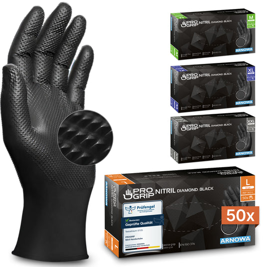 Ένα γάντι μίας χρήσης PROGRIP NITRIL DIAMOND BLACK της ARNOWA GmbH παρουσιάζεται σε όρθια θέση και αναδεικνύει την αντιολισθητική διαμαντοειδή υφή του. Στο βάθος βρίσκονται τρία χρωματιστά κουτιά διαφορετικών μεγεθών, το καθένα από τα οποία περιέχει 50 γάντια ανά συσκευασία.