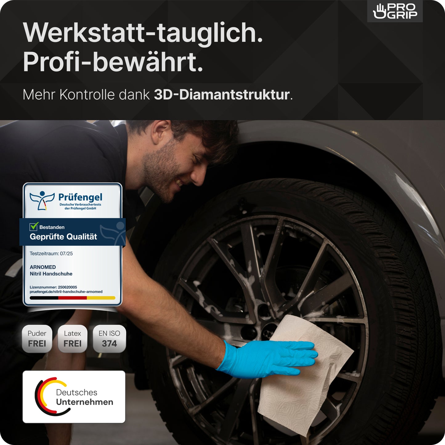 Ένα άτομο με γάντια μιας χρήσης PROGRIP NITRIL DIAMOND BLUE της ARNOWA GmbH καθαρίζει μια γκρι ζάντα αυτοκινήτου. Κείμενο επικαλύψεων υπογραμμίζει την ανθεκτική ποιότητα, τη 3D διαμαντένια δομή και τις πιστοποιήσεις με έλεγχο, EN ISO 374, λογότυπα γερμανικής εταιρείας.