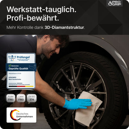 Ένα άτομο με γάντια μιας χρήσης PROGRIP NITRIL DIAMOND BLUE της ARNOWA GmbH καθαρίζει μια γκρι ζάντα αυτοκινήτου. Κείμενο επικαλύψεων υπογραμμίζει την ανθεκτική ποιότητα, τη 3D διαμαντένια δομή και τις πιστοποιήσεις με έλεγχο, EN ISO 374, λογότυπα γερμανικής εταιρείας.