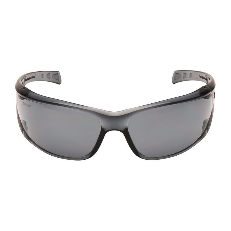 Τα 3M™ Virtua™ AP προστατευτικά γυαλιά, γκρίζος φακός από την 3M Deutschland GmbH απεικονίζονται από μπροστά σε λευκό φόντο. Χαρακτηρίζονται από τον σχεδιασμό περιτυλίγματος και την αξιόπιστη προστασία των ματιών με μαύρο πλαίσιο και γκρίζους φακούς.