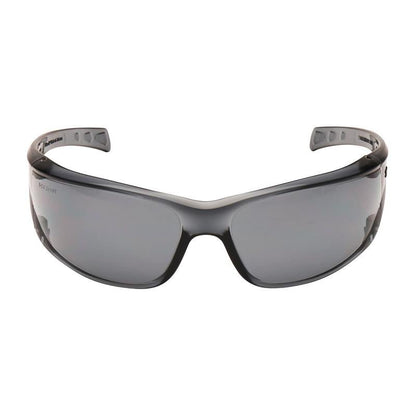 Τα 3M™ Virtua™ AP προστατευτικά γυαλιά, γκρίζος φακός από την 3M Deutschland GmbH απεικονίζονται από μπροστά σε λευκό φόντο. Χαρακτηρίζονται από τον σχεδιασμό περιτυλίγματος και την αξιόπιστη προστασία των ματιών με μαύρο πλαίσιο και γκρίζους φακούς.