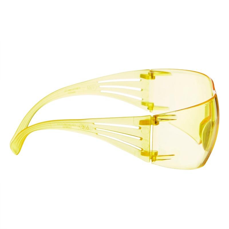 Τα προστατευτικά γυαλιά 3M™ SecureFit™ 200 της 3M Deutschland GmbH χαρακτηρίζονται από κίτρινους φακούς που περιβάλλουν το πρόσωπο και αεριζόμενα πλαϊνά χερούλια σε λευκό φόντο.