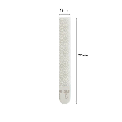Ένα μοναδικό Schmale Command™ Bilder-Montage Strip (M) 17207 της 3M Deutschland GmbH (92 x 13 mm) βρίσκεται στο κέντρο ενός μονόχρωμου φόντου με επισημασμένα βέλη που δείχνουν το μέγεθός του. Η ταινία αφαιρείται χωρίς υπολείμματα.