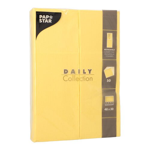 Ένα πακέτο 50 κίτρινες PAPSTAR χαρτοπετσέτες «DAILY Collection» (48 x 30 cm, με πτυχή για μαχαιροπίρουνα) της PAPSTAR GmbH.
