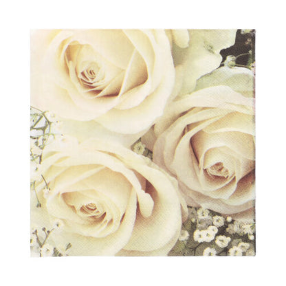 Μια κοντινή λήψη από τρία κρεμ τριαντάφυλλα με γυψοφίλη σε απαλό φόντο, που ταιριάζουν απόλυτα με τις 20 χαρτοπετσέτες (33 cm x 33 cm, 3-στρώσεων, 1/4-πτυχή, Σχέδιο Σετ 2) της PAPSTAR GmbH για κάθε γιορτή.