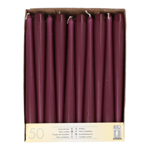 Ένα χάρτινο κουτί με 50 καστανές κωνικές κεριές, μήκους 25 cm και πάχους 2,2 cm, που φαίνονται από πάνω σε μία μόνο σειρά. Στην ετικέτα αναγράφεται "Starpak 50 κωνικές κεριές Ø 2,2 cm-25 cm" με ποσότητες σε πολλές γλώσσες.