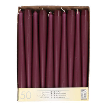 Ένα χάρτινο κουτί με 50 καστανές κωνικές κεριές, μήκους 25 cm και πάχους 2,2 cm, που φαίνονται από πάνω σε μία μόνο σειρά. Στην ετικέτα αναγράφεται "Starpak 50 κωνικές κεριές Ø 2,2 cm-25 cm" με ποσότητες σε πολλές γλώσσες.