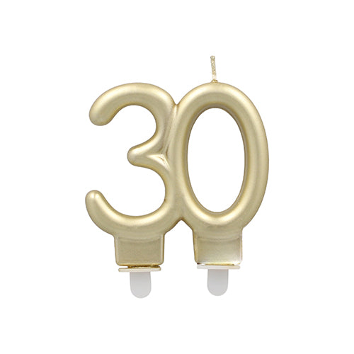 Die PAPSTAR GmbH Jubiläumskerzen mit Halter 7 cm "gold" ist eine goldfarbene Kerze in Form der Zahl 30 mit zwei weißen Sockeln zum einfachen Aufstellen - ideal als Geburtstagskerzen für Jubiläumsfeiern.