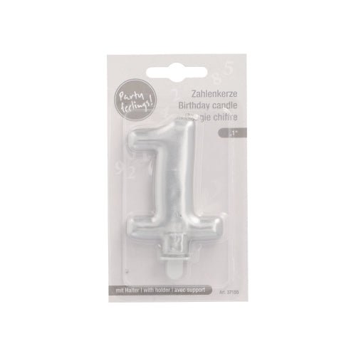 Το κερί αριθμών PAPSTAR GmbH με βάση 7 εκ. "ασημί" παραδίδεται σε πλαστική συσκευασία με την επιγραφή "Party Feeling!" και πολυγλωσσικό κείμενο και περιλαμβάνει μια μικρή βάση για εύκολη τοποθέτηση.