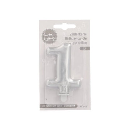 Το κερί αριθμών PAPSTAR GmbH με βάση 7 εκ. "ασημί" παραδίδεται σε πλαστική συσκευασία με την επιγραφή "Party Feeling!" και πολυγλωσσικό κείμενο και περιλαμβάνει μια μικρή βάση για εύκολη τοποθέτηση.