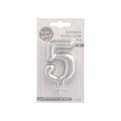 Το κερί αριθμών PAPSTAR GmbH με βάση 7 εκ. "ασημί" είναι ένα μεταλλικό κερί αριθμών σε πλαστική συσκευασία με αγγλικό, γερμανικό και γαλλικό κείμενο. Διαθέτει μια μικρή βάση στη βάση για εύκολη τοποθέτηση σε τούρτες.