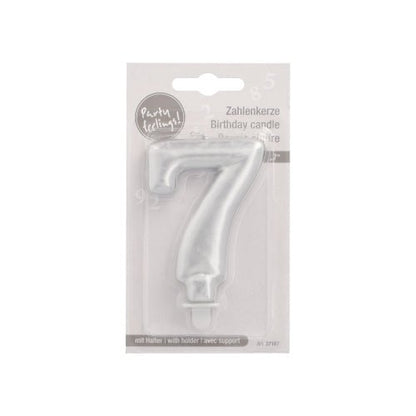 Το PAPSTAR GmbH κερί με αριθμούς με βάση 7 εκ. "ασημί" είναι ένα ασημί κερί με αριθμό 7, συσκευασμένο σε διαφανές πλαστικό και χαρτόνι με πολυγλωσσικό κείμενο και ετικέτα που υποδεικνύει ότι το ασημί κερί γενεθλίων περιλαμβάνει βάση.