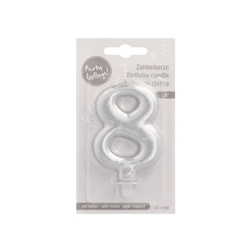 Die PAPSTAR GmbH Zahlenkerze mit Halter 7 cm "silber" ist eine silberne Zahlenkerze (8) in einer transparenten Blisterverpackung mit mehrsprachiger Beschriftung und einem leuchtenden "Party Feeling!"-Aufkleber.