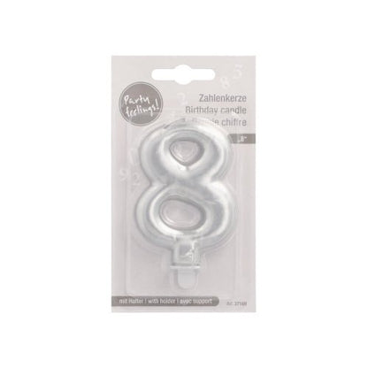 Το PAPSTAR GmbH κερί με αριθμούς με βάση 7 εκ. "ασημί" είναι ένα ασημί κερί με αριθμούς (8) σε διαφανή συσκευασία blister με πολυγλωσσική ετικέτα και φωτεινό αυτοκόλλητο "Party Feeling!".