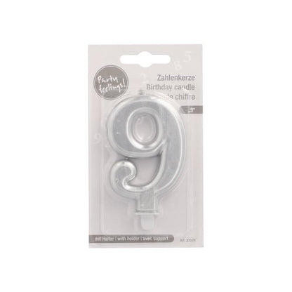 Το PAPSTAR GmbH κερί με αριθμούς με βάση 7 εκ. "ασημί" είναι ένα ασημί κερί με αριθμούς σε πλαστική συσκευασία με πολυγλωσσικό κείμενο και ένα άνοιγμα για κρέμασμα, τέλειο ως γιορτινό κερί γενεθλίων.