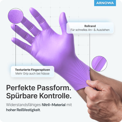 Ένα χέρι φοράει γάντια μιας χρήσης ARNOMED NITRIL LAVENDER VIOLET από νιτρίλιο βιολετί της ARNOWA GmbH. Η επιγραφή δείχνει δομημένες άκρες δακτύλων, κυλιόμενο μανσέτα και άνετη εφαρμογή. Το γερμανικό κείμενο αναφέρει ότι είναι χωρίς πούδρα, εξαιρετικά αντιολισθητικά και ανθεκτικά στο σχίσιμο. Λογότυπο ARNOWA στην επάνω δεξιά γωνία.