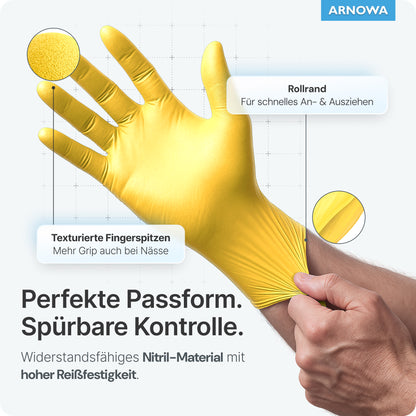 Ένα χέρι φοράει ένα γάντι μιας χρήσης ARNOMED NITRIL SUNFLOWER YELLOW της ARNOWA GmbH. Οι ετικέτες δείχνουν τη ρολό μανσέτα για εύκολη χρήση και τις δομημένες άκρες των δακτύλων για καλό κράτημα. Πληροφορίες στα γερμανικά: τέλεια εφαρμογή, έλεγχος, υψηλή αντοχή στο σχίσιμο, χωρίς λάτεξ.