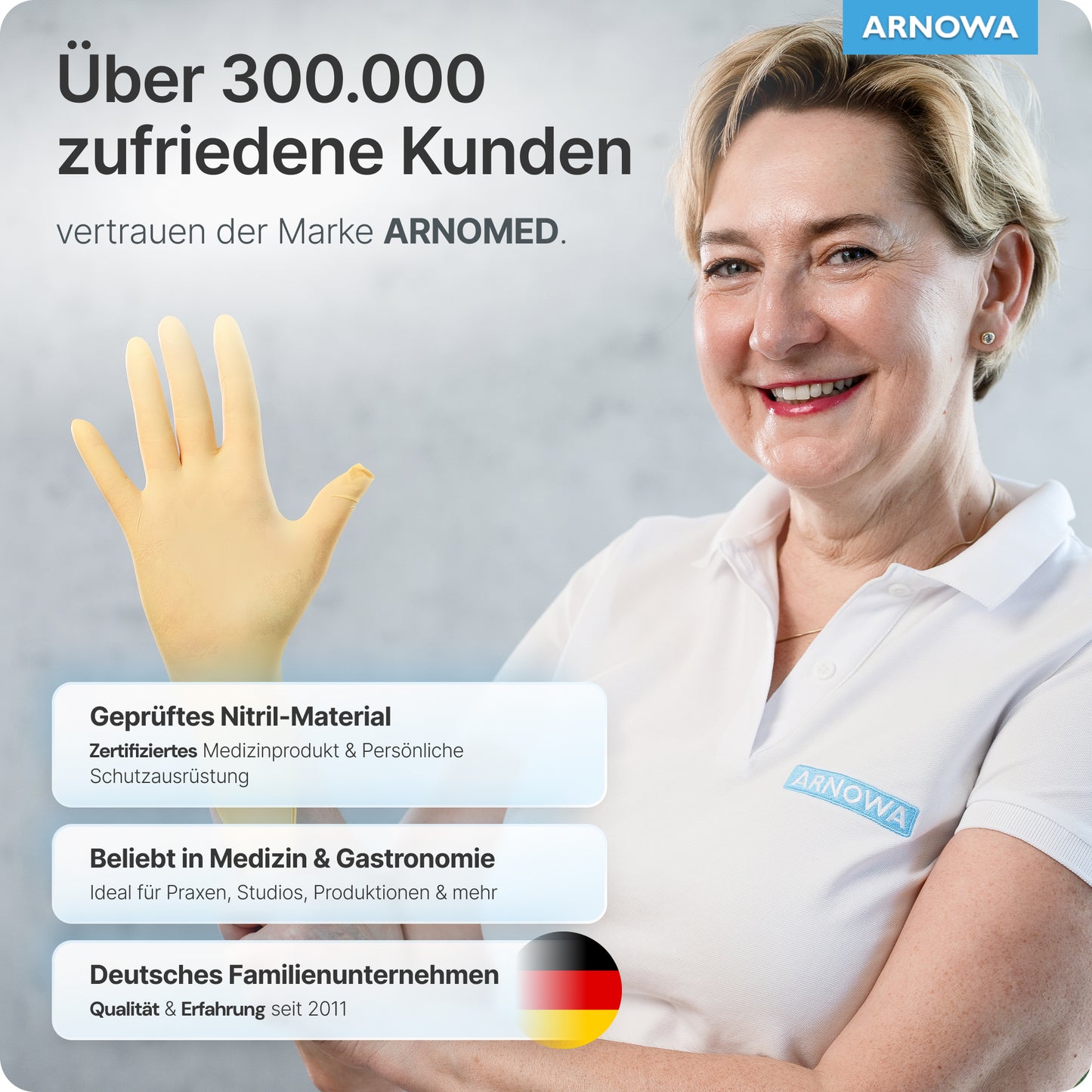 Μια χαμογελαστή γυναίκα με λευκό πόλο και μπλε γάντια παρουσιάζει γάντια μιας χρήσης ARNOMED NITRIL SUNFLOWER YELLOW της ARNOWA GmbH - πιστοποιημένα, χωρίς λάτεξ, ιδανικά για ιατρική & γαστρονομία και από μια γερμανική εταιρεία.