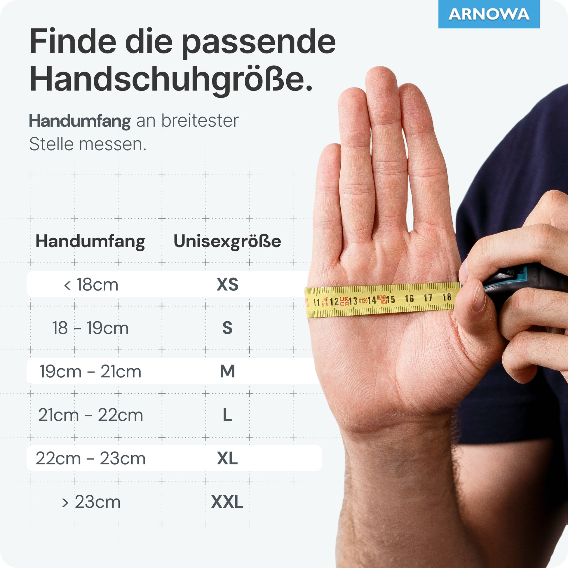 Eine Hand wird mit einem gelben Band vermessen, auf dem die Handschuhgrößen XS-XXL auf Deutsch angegeben sind. Oben rechts erscheint das ARNOWA-Logo. Die Tabelle hilft, passende ARNOMED NITRIL MIDNIGHT BLACK Handschuhe von ARNOWA GmbH für jede Handgröße zu finden.