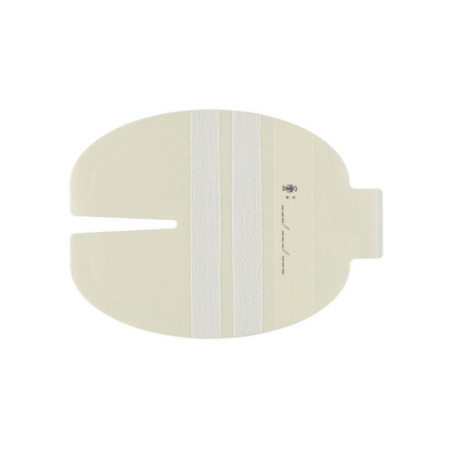 Ένα μπεζ επίθεμα, που ταιριάζει γύρω από μια ιατρική συσκευή ή περιοχή χειρουργικής επέμβασης, είναι εξοπλισμένο με μια κεντρική σχισμή και δύο κάθετες λευκές λωρίδες. Συγκρίσιμο με το 3M™ Tegaderm™ I.V. επίθεμα στερέωσης με ενίσχυση από ύφασμα και ταινίες στερέωσης από την 3M Healthcare Germany GmbH, διαθέτει μια γλωττίδα για εύκολη τοποθέτηση ή αφαίρεση.