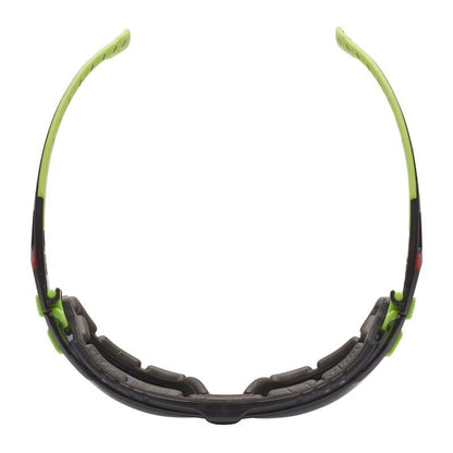 Τα γυαλιά προστασίας 3M™ Solus™ 1000 από την 3M Deutschland GmbH με πράσινο/μαύρο πλαίσιο, γκρι γυαλί και αποσπώμενη σφράγιση αφρού προσφέρουν μέσω της επίστρωσης κατά της ομίχλης Scotchgard™ βέλτιστη προστασία ματιών.