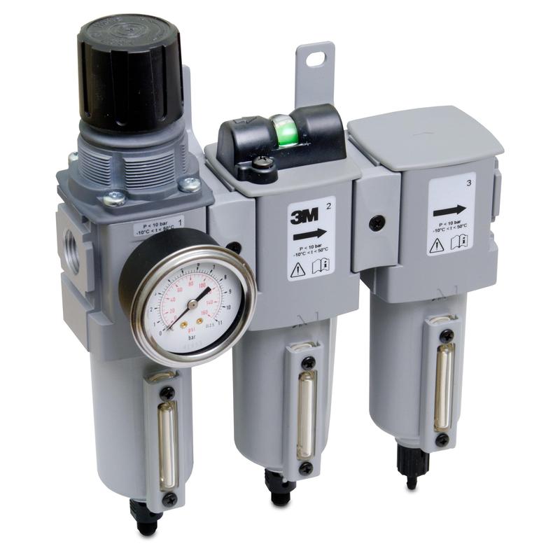 Druckluftaufbereitungseinheit mit Manometer, Filter und Regler, kompakt aufgebaut auf hellem Hintergrund dargestellt.