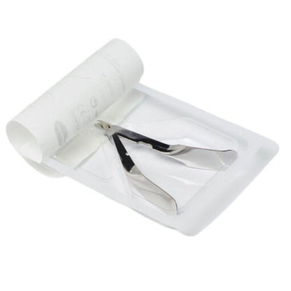 Ο αφαιρετής συνδετήρων Hartmann MediSet® (της Paul Hartmann AG) είναι συσκευασμένος μεμονωμένα και αποστειρωμένος σε διαφανή συσκευασία με μερικώς ξεδιπλωμένη λευκή χάρτινη πλάτη. Το υπόβαθρο είναι λευκό.