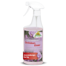 Ένα λευκό μπουκάλι ψεκασμού με κουμπί που φέρει την επιγραφή "Ομοιοπαθητικό Ελιξίριο Ορχιδέας" για τη φροντίδα των ορχιδεών είναι διακοσμημένο με ροζ ορχιδέες και το λογότυπο του καταστήματος Neudorff πάνω από την ετικέτα, που υποδεικνύει το προϊόν ως προϊόν φροντίδας φυτών.