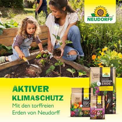 Eine Frau und ein Kind pflanzen mit der NeudoHum RasenErde von Neudorff Shop Setzlinge in einen üppigen Rasen. Gartenerdebeutel fördern torffreie Erde für den Klimaschutz.