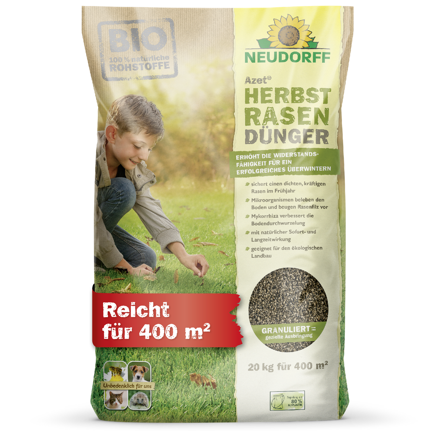 Ein Beutel Neudorff Shop Azet HerbstRasenDünger zeigt einen Jungen und einen Hund auf saftigem Gras. Der granulierte Dünger behandelt bis zu 400 m², mit klaren Details und Anweisungen für die einfache Rasendüngung auf der Verpackung gezeigt.
