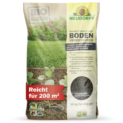 Ένας σάκος 20 κιλών Neudorff Terra Preta βελτιωτή εδάφους από το κατάστημα Neudorff δείχνει ένα πράσινο και κίτρινο λογότυπο, εικόνες από έδαφος, φυτά και φρούτα, τον κόκκινο κείμενο "Αρκεί για 200 τ.μ." και τονίζει βιολογικά, φυσικά συστατικά για τη βελτίωση του εδάφους.