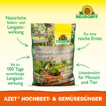 Ein Beutel Neudorff Shop Azet Hochbeet- & GemüseDünger steht aufrecht, mit grünem Text über die natürliche Langzeitwirkung, die sichere Anwendung in der Nähe von Mensch und Tier und den verbesserten Ertrag. Bilder von Gemüse und Kräutern zieren den Hintergrund.