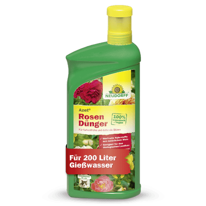 Ένα πράσινο πλαστικό μπουκάλι υγρού λιπάσματος για τριαντάφυλλα Azet από το κατάστημα Neudorff, ένα υγρό λίπασμα για τριαντάφυλλα. Στην ετικέτα απεικονίζονται τριαντάφυλλα και λεπτομέρειες προϊόντος και αναφέρεται ότι αποδίδει 200 λίτρα διαλύματος ποτίσματος για βέλτιστη φροντίδα τριαντάφυλλων.