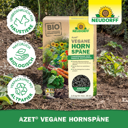 Ένα κουτί Azet Vegane Hornspäne από το Neudorff Shop εμφανίζεται σε έναν λαχανόκηπο. Τα σύμβολα υποδεικνύουν ότι είναι φιλικό προς τα ζώα, φυσικό, βιολογικό και συσκευασμένο σε ανακυκλώσιμο χαρτί και προάγει την υγιή ανάπτυξη φυτών.
