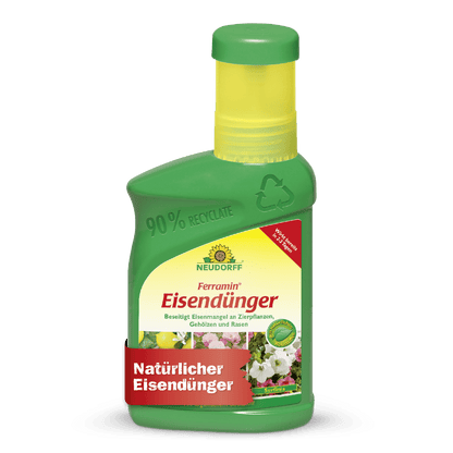 Ένα πράσινο πλαστικό μπουκάλι Neudorff Shop Ferramin Eisendünger με κίτρινο καπάκι φέρει στην ετικέτα την επιγραφή "φυσικό λίπασμα σιδήρου" και προορίζεται ως λίπασμα σιδήρου και γκαζόν για καλλωπιστικά φυτά και γκαζόν κατά της έλλειψης αζώτου.