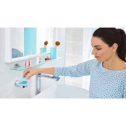 tesa SMOOZ Seifenhalter, verchromt, satiniertes Glas, Klebelösung – Anwendung